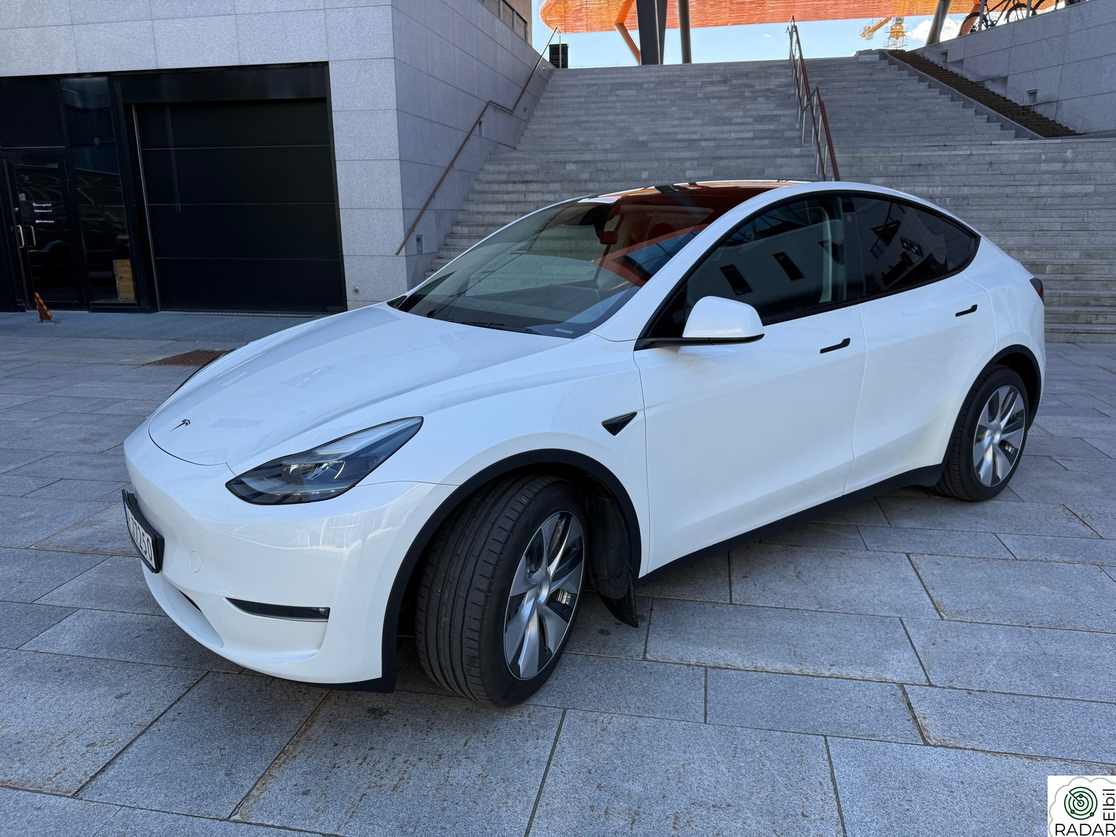 TESLA Model Y LR AWD Premium/Autopilot/H.feste/Norsk/1.eier/30k km+++