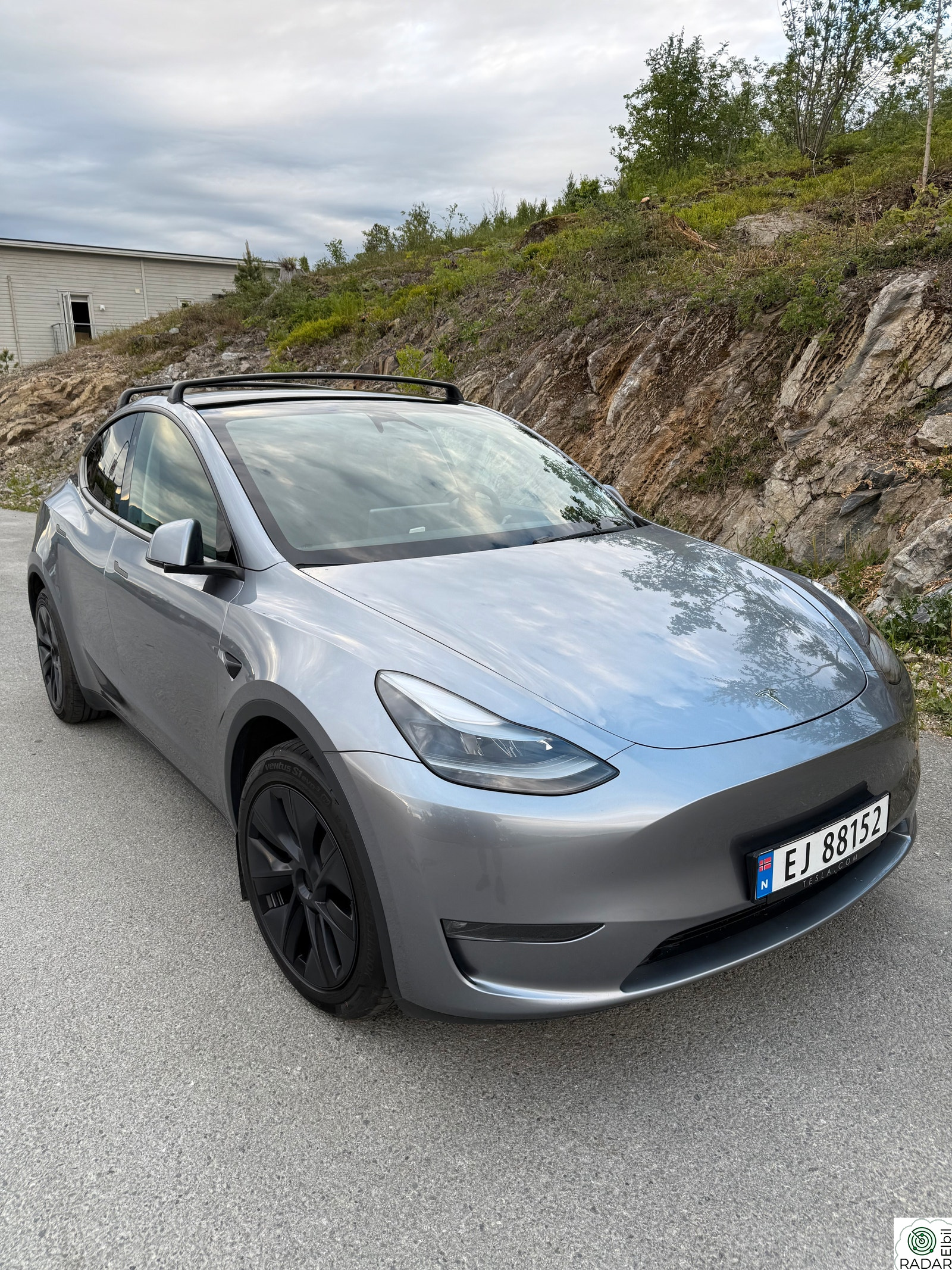 TESLA Model Y Long Range AWD Enhanced autopilot