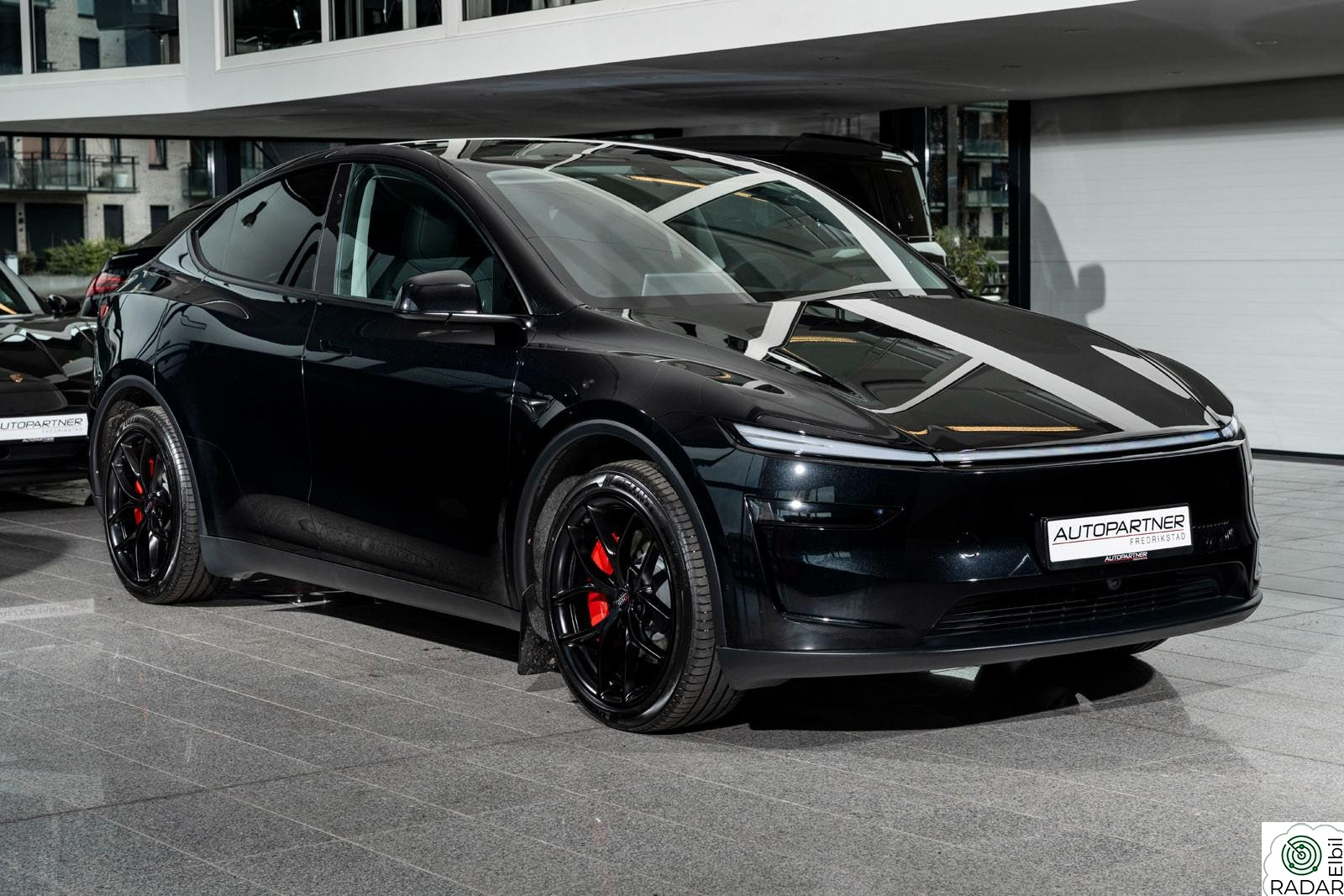 TESLA Model Y Premium Long Range AWD, Glasstak, Hengerfeste++