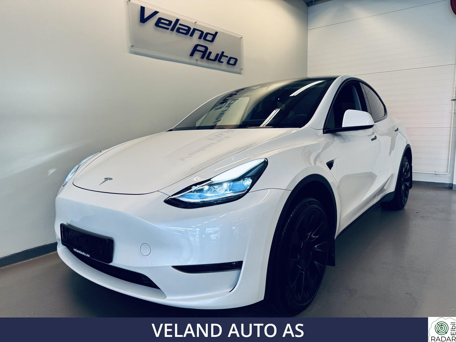 TESLA Model Y LONG RANGE AWD / 20" HJUL / ÈN EIER / LAV KILOMETER!!