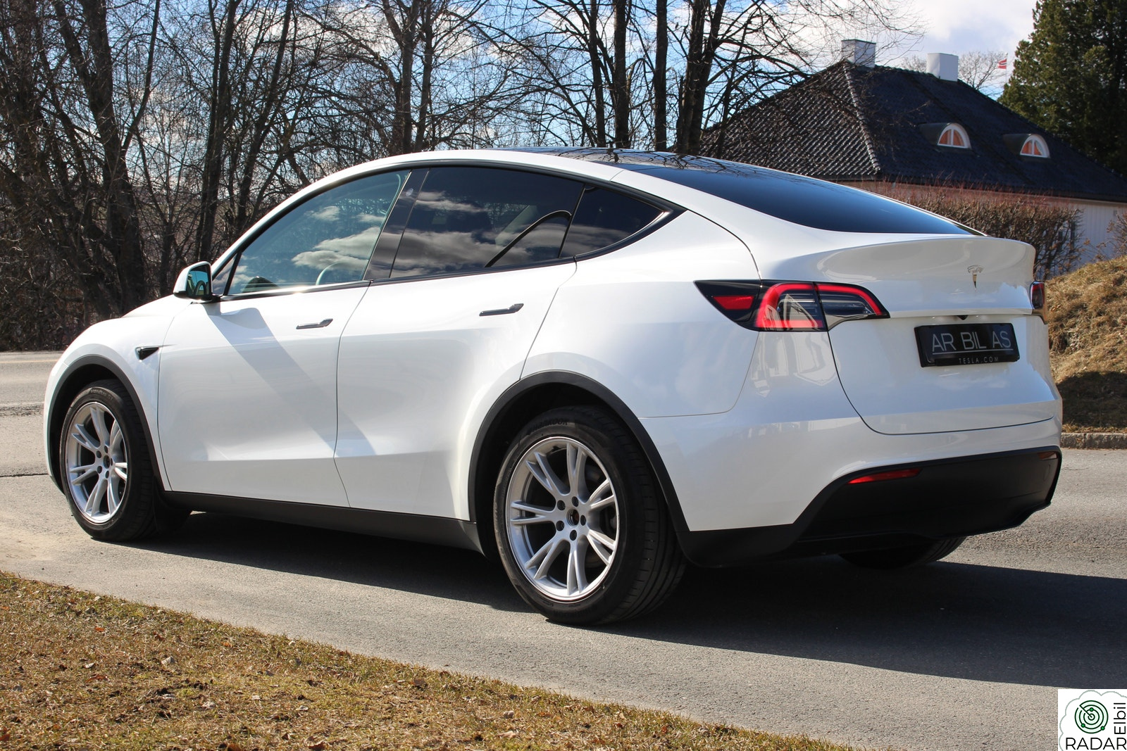 TESLA Model Y Long Range (533km) AWD Hengerfeste 1 Eier Panorama +++