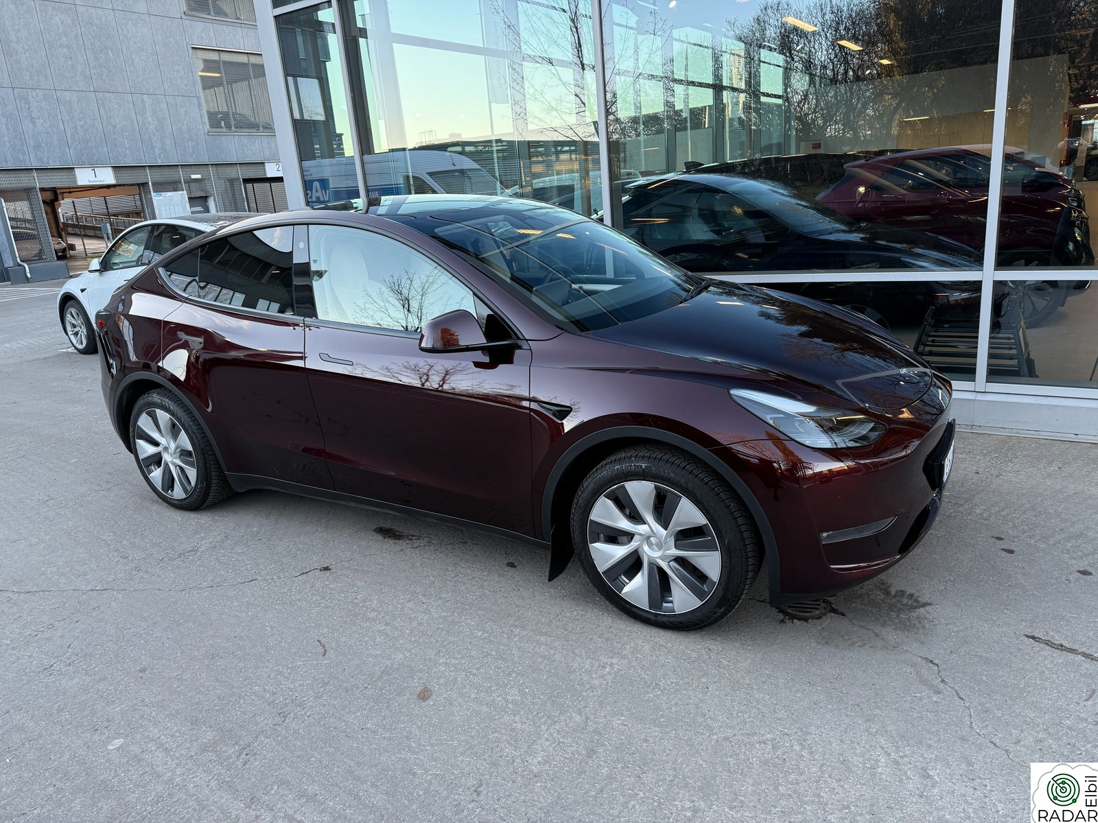 TESLA Model Y Long Range AWD, Cherry Red/Hvitt interiør