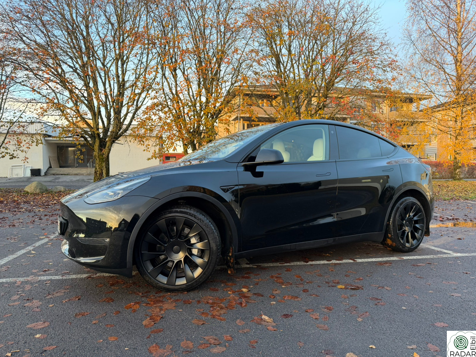 TESLA Model Y Long Range AWD - sort med hvite seter