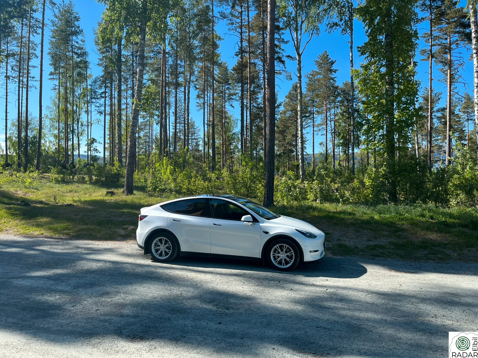 TESLA Model Y LR AWD/533km WLTP/Hengerfeste/Navi/360/Pano/V.pumpe ++