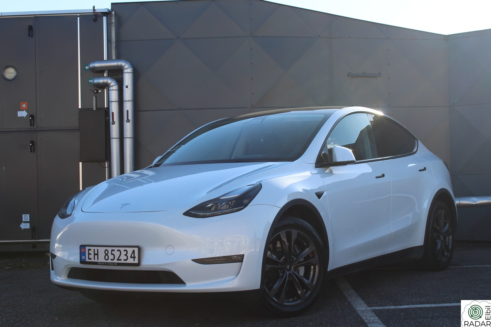 TESLA Model Y LONG RANGE AWD/SKINN/EL.SETER/PANORAMA/AUTOPILOT/+++