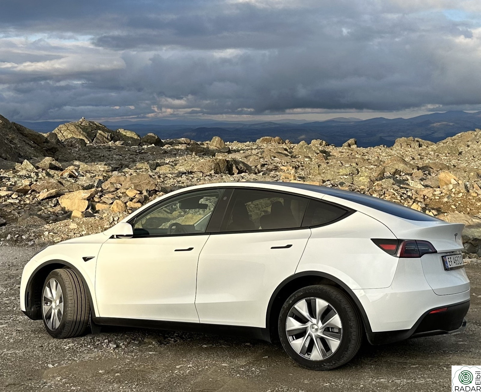 TESLA Model Y Long Range AWD  / V.PUMPE / Hengerfeste / Ladekabler /