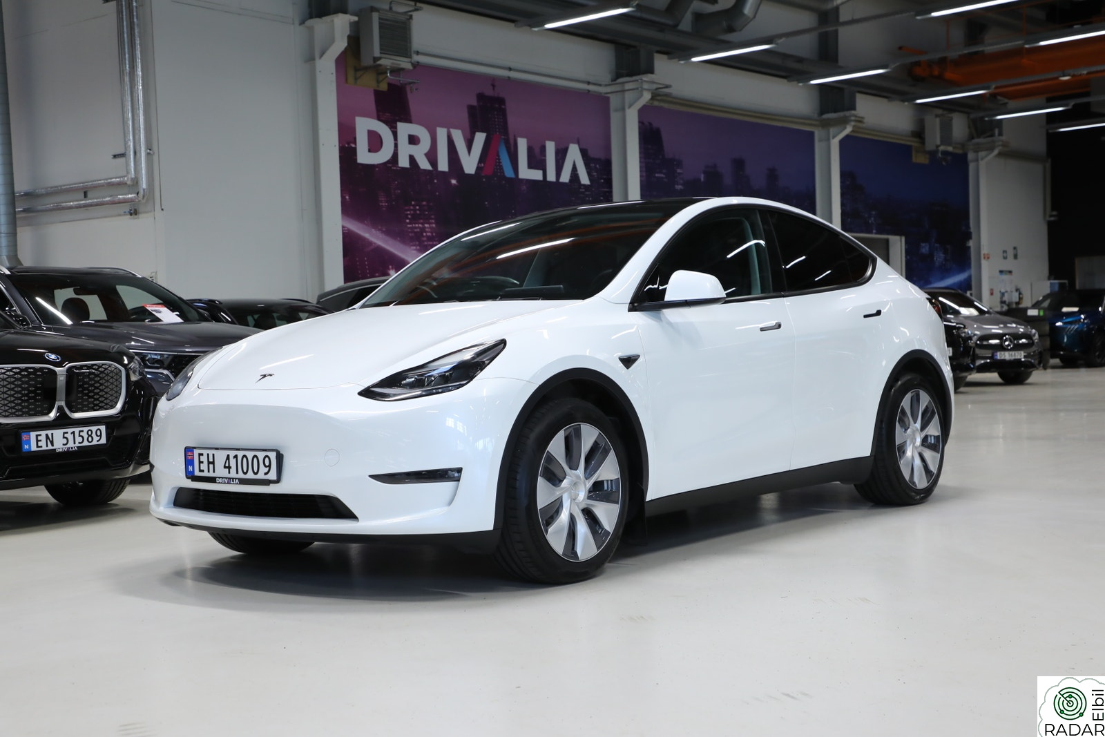TESLA Model Y Long Range AWD med krok.