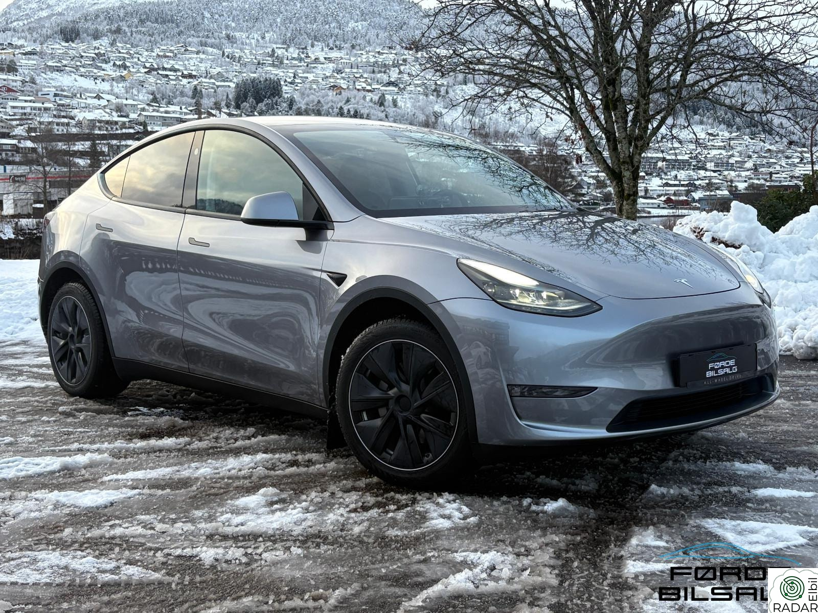 TESLA Model Y LR AWD/533km/Hengerfeste/