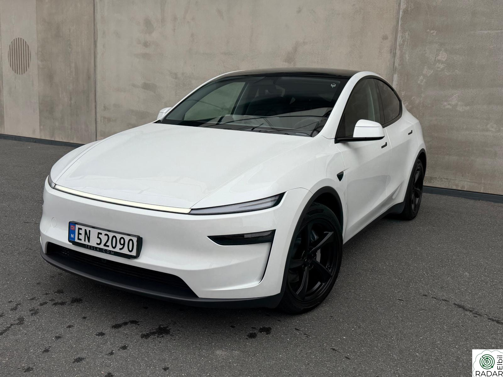 TESLA Model Y 1-EIERS | AWD | LONG-RANGE | H.FESTE | S&V-HJUL | ++