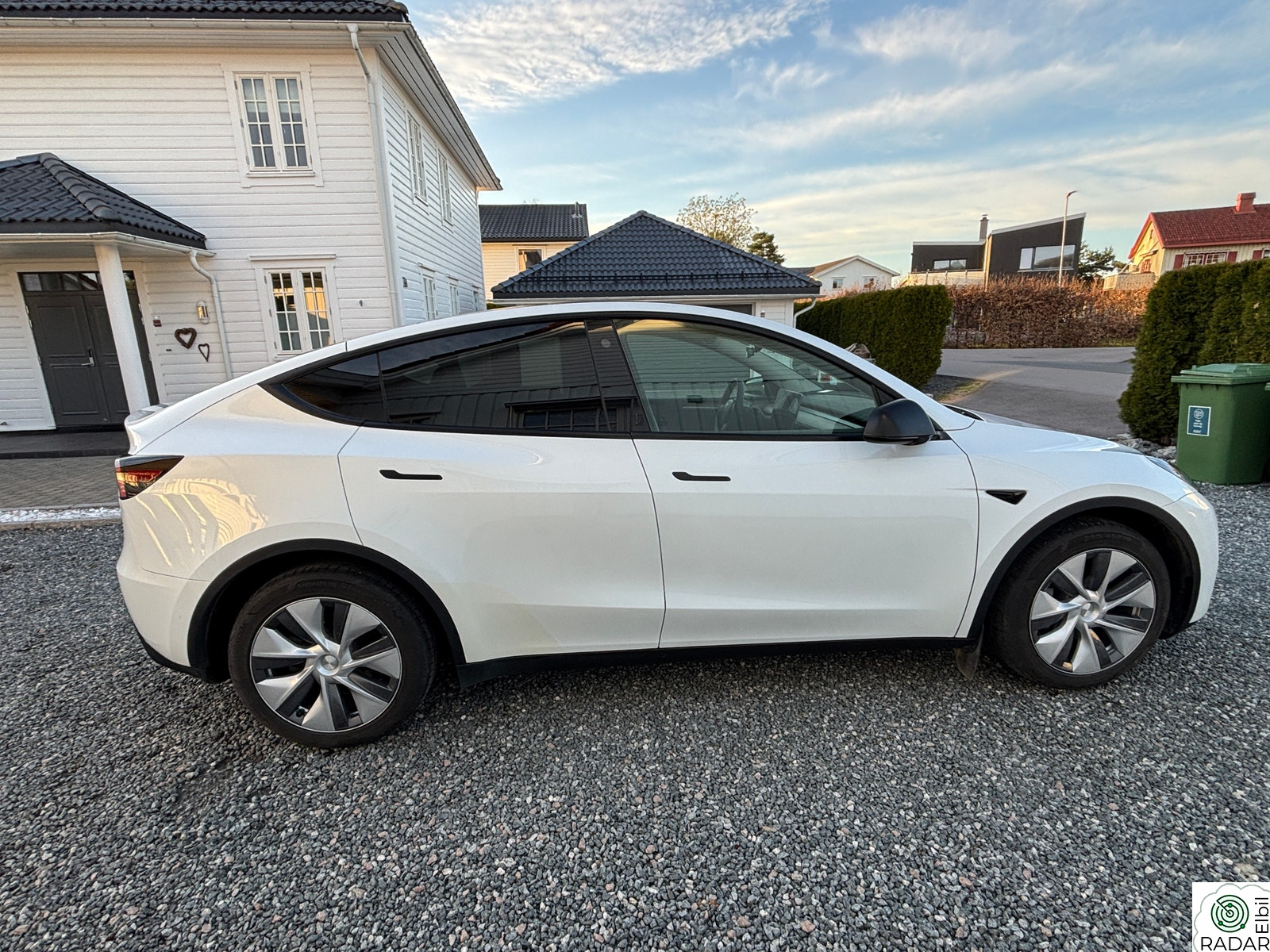 TESLA Model Y Long Range AWD/Dual Motor)| Velholdt, lav KM