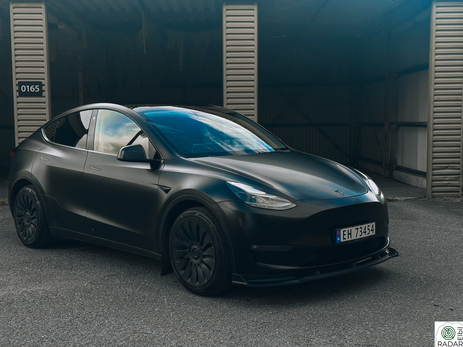 TESLA Model Y LONGE RANGE AWD/FOLIERT MATT SORT FRA DAG1/LAV KM.STAND