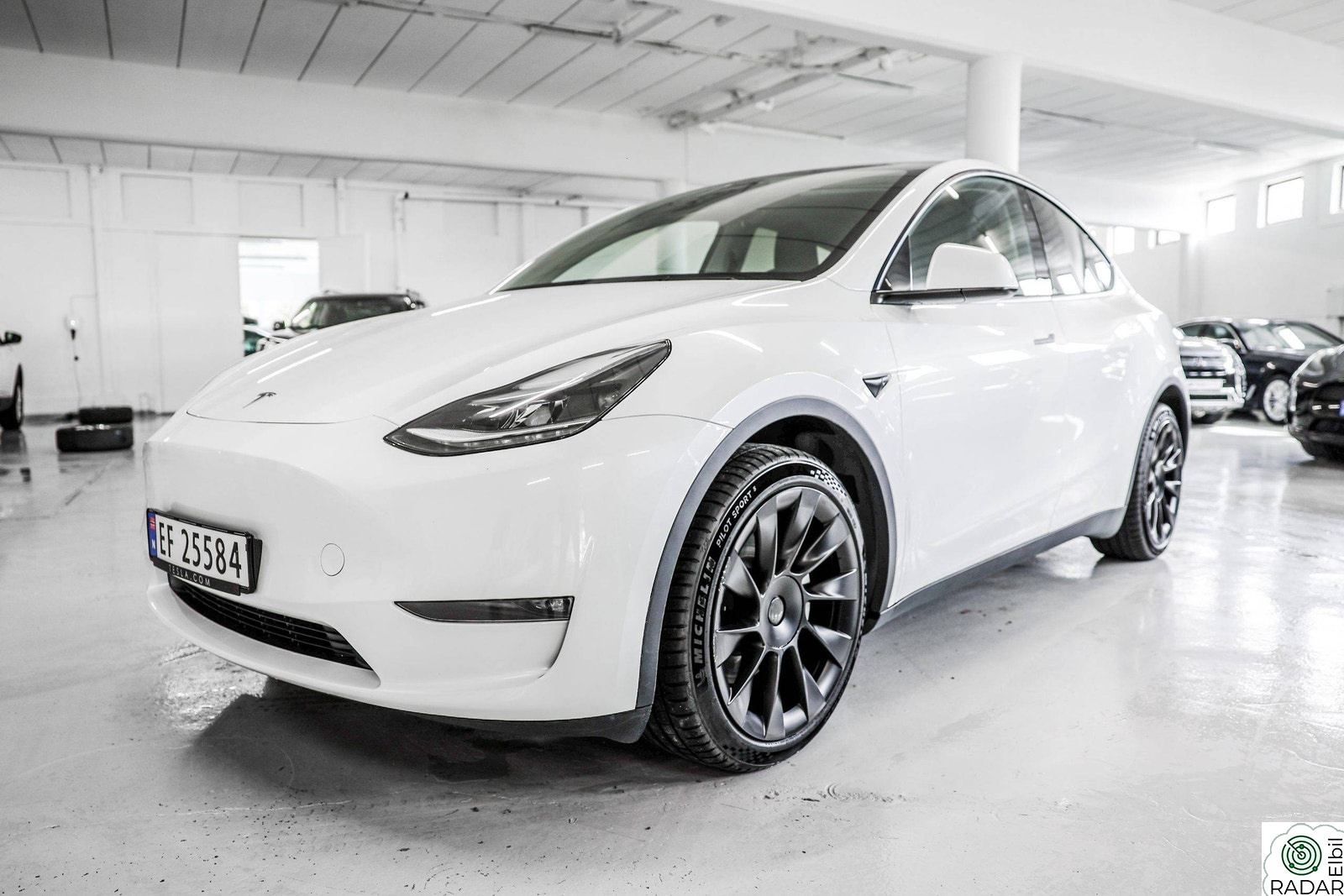 TESLA Model Y Long Range AWD 533km / Krok / AP / Premium / V.Pumpe+++