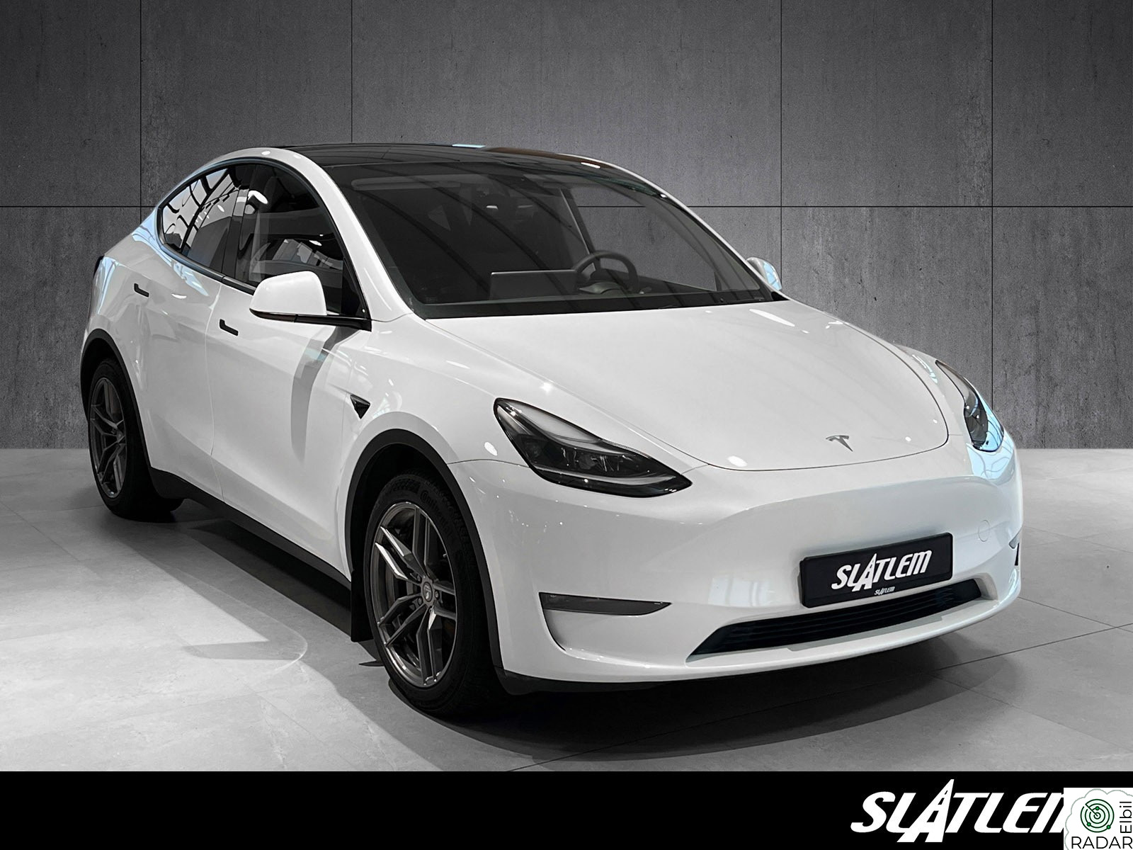 TESLA Model Y Long Range AWD krok, skinn ++