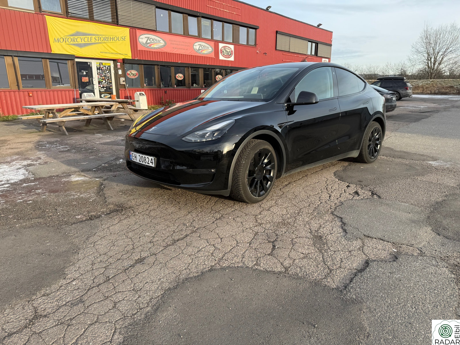 TESLA Model Y Long Range AWD, Pen, hengerfeste,