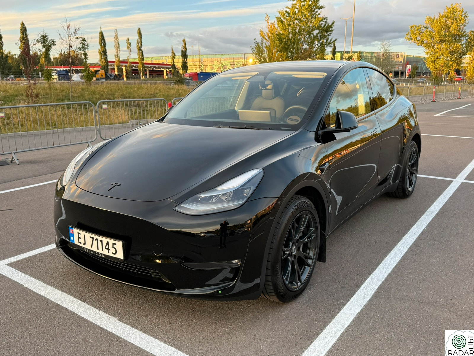 TESLA Model Y 2025 Long Range AWD, 565KM, S&Vinter, krok, Autopilot