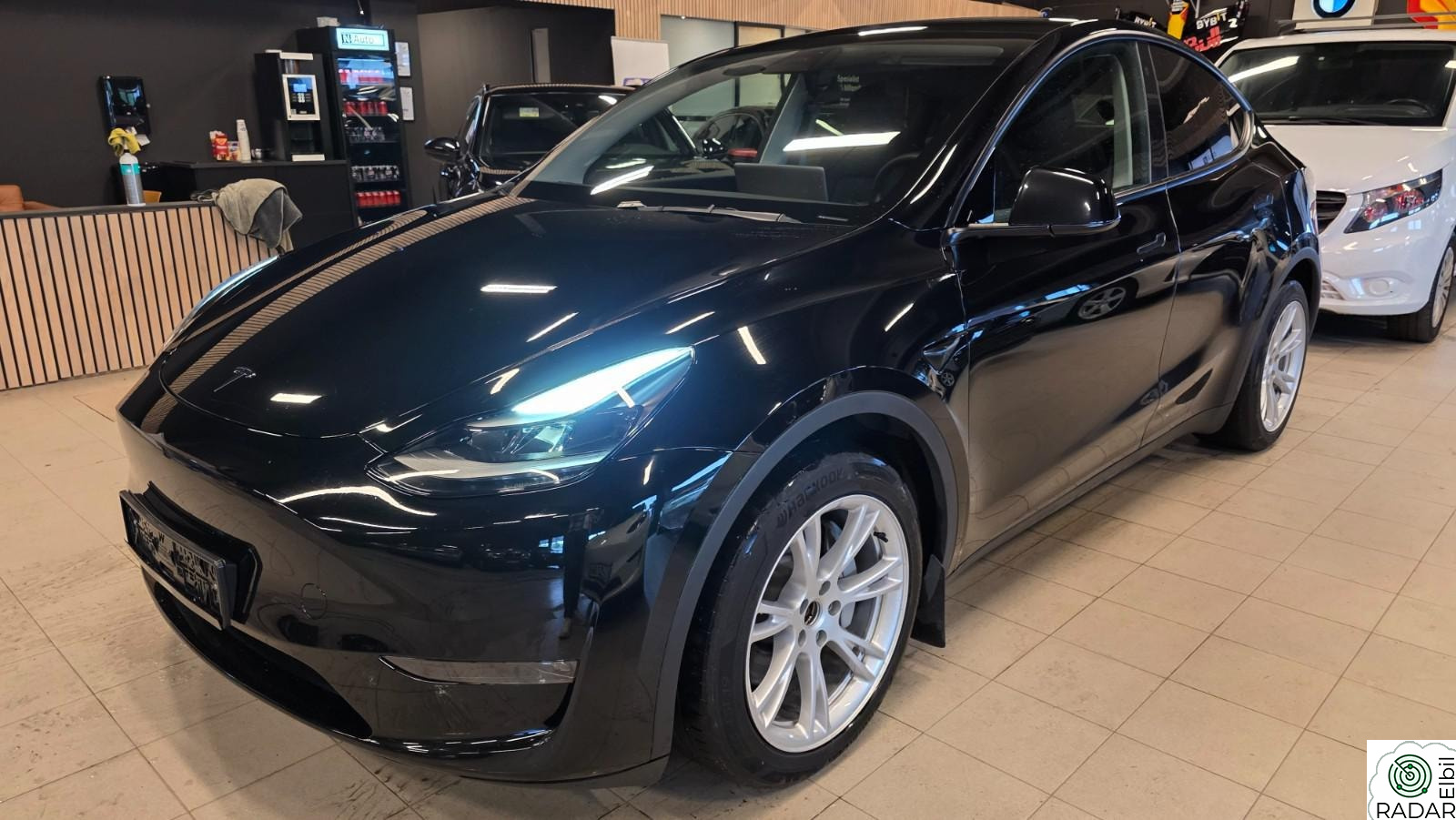 TESLA Model Y Long Range AWD/ Skinn/ AP/ H.Feste/ 533 WLTP