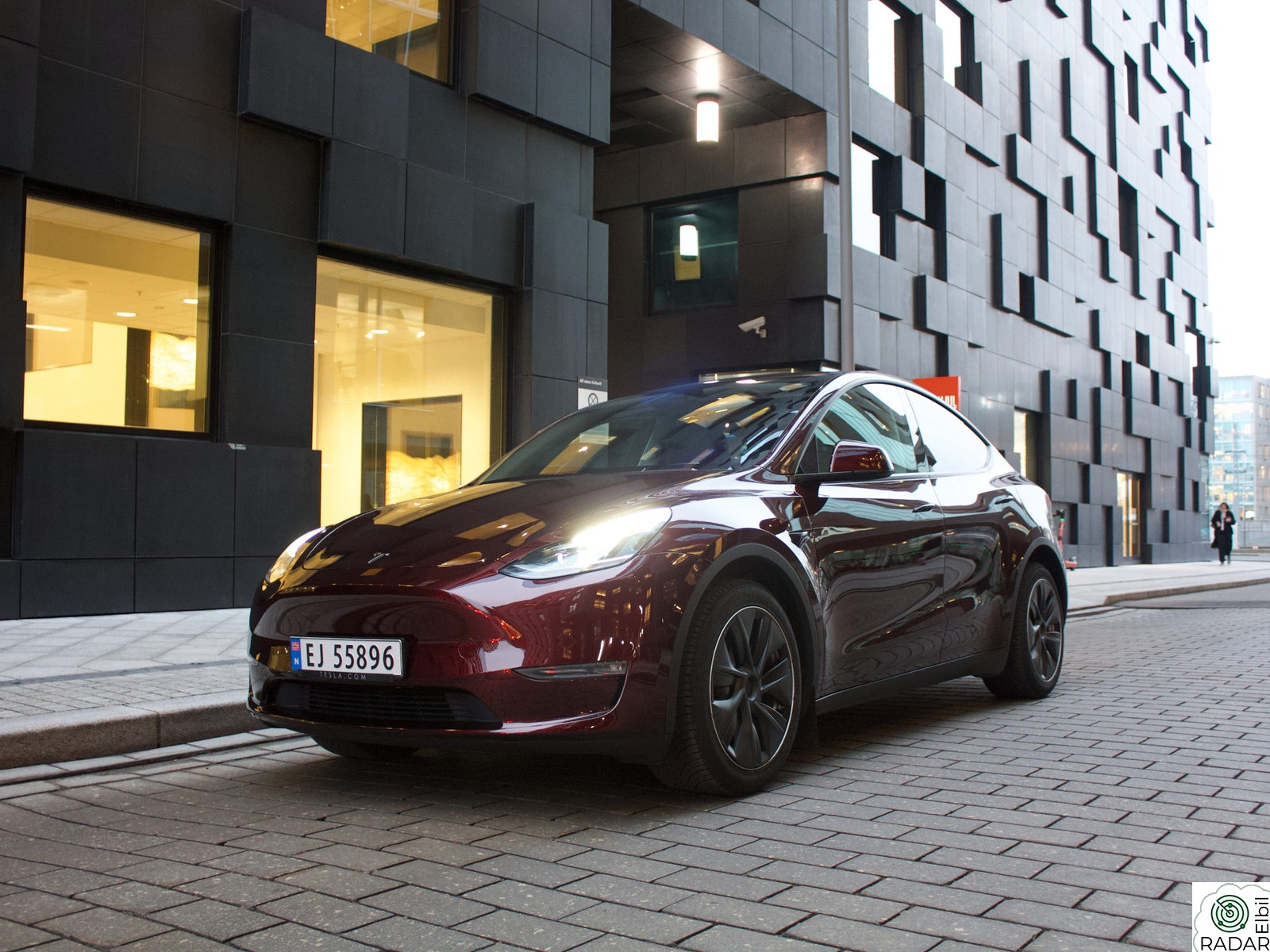 TESLA Model Y Long Range AWD / Hengerfeste / Autopilot / Meget pen!