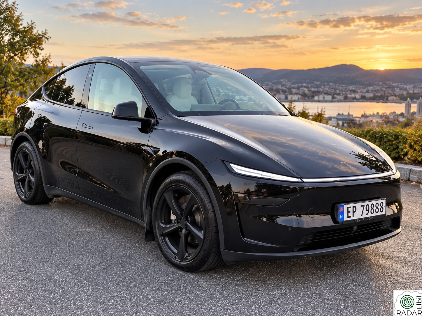 TESLA Model Y 2026 Long Range AWD | Hvitt interiør | Kun 8 600 km