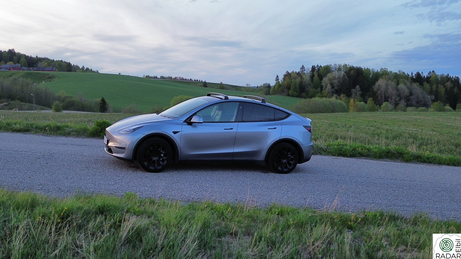 TESLA Model Y Long Range AWD 7-s.