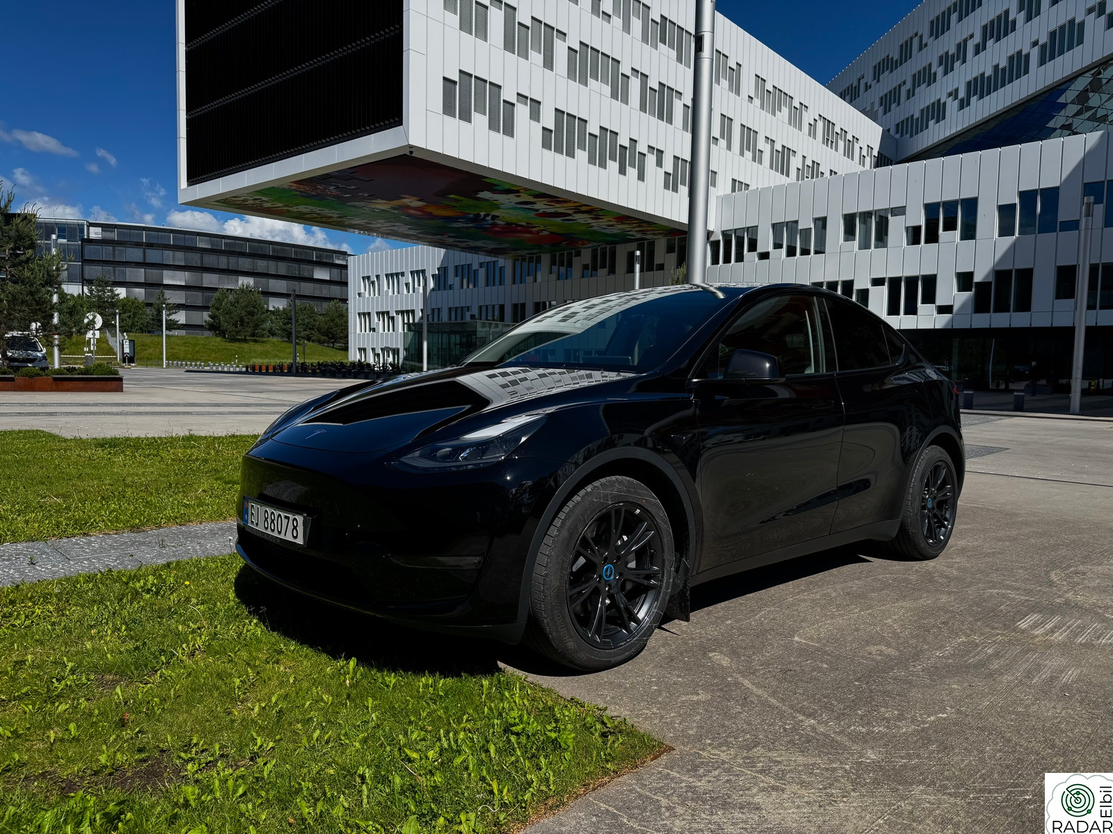 TESLA Model Y Long Range AWD / krok /svart/svart /autopilot/