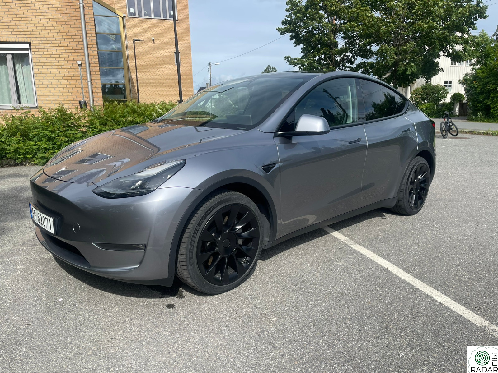 TESLA Model Y Long Range AWD-Quicksilver-Induction-Krok-Berlin