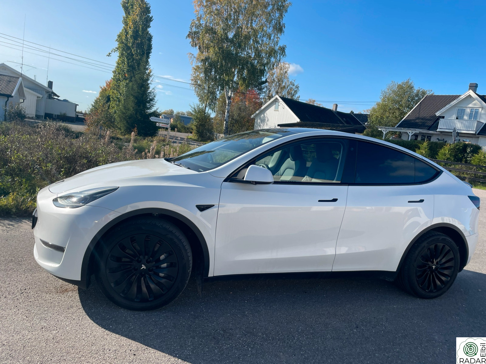 TESLA Model Y Long Range AWD. Hengerfeste