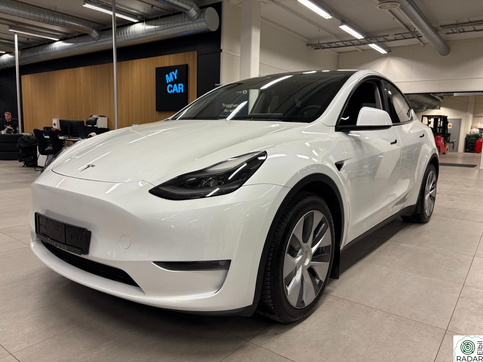 TESLA Model Y LONG RANGE AWD Premium/Krok/AP/ACC/Skinn/Keyless/Kamera
