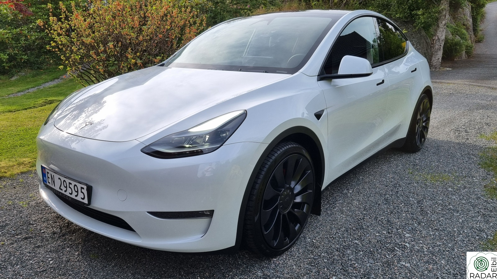 TESLA Model Y Performance AWD. 2 x 21". Krok