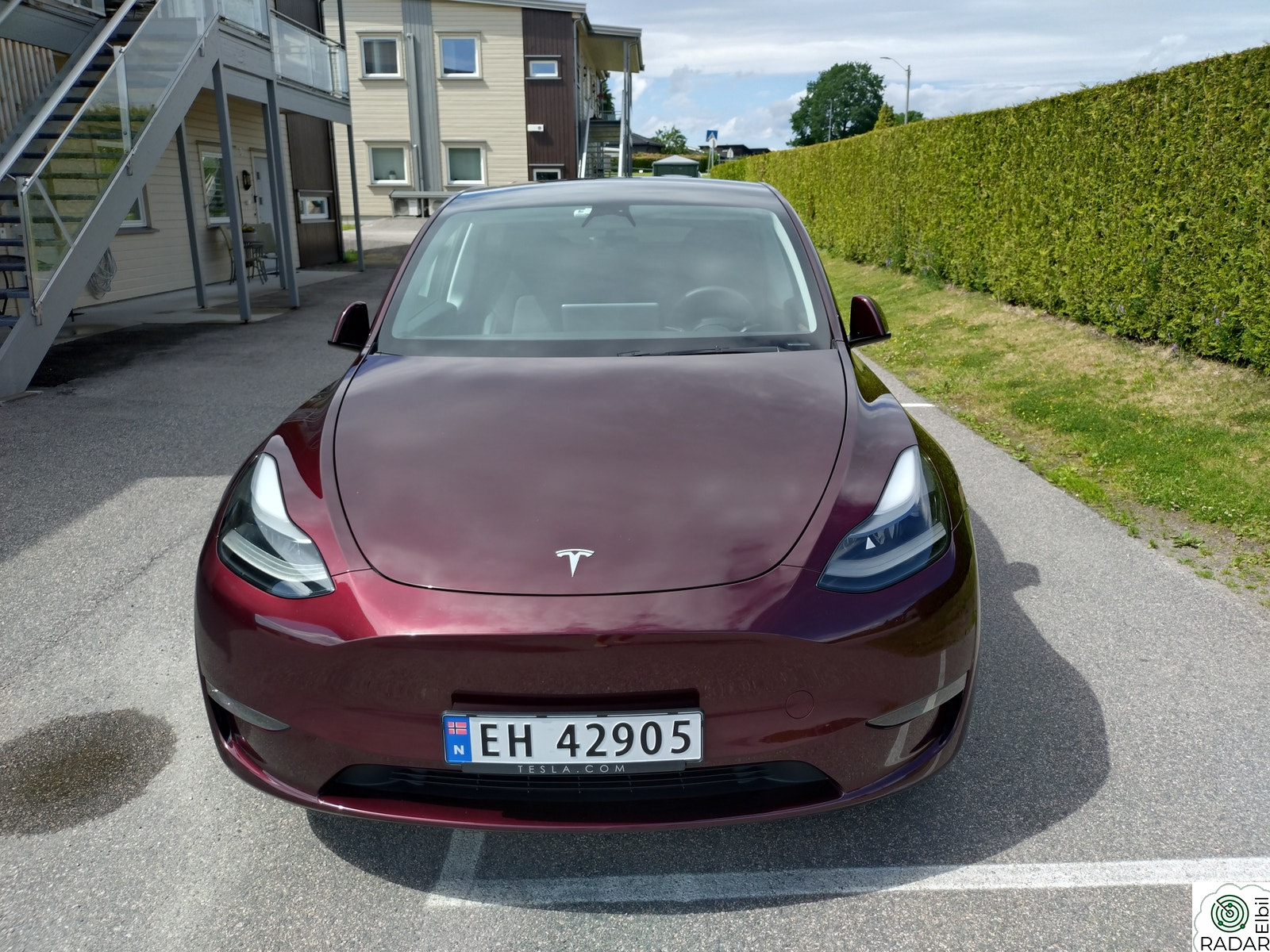 TESLA Model Y Performance AWD/Premium/Hengerfeste/21"