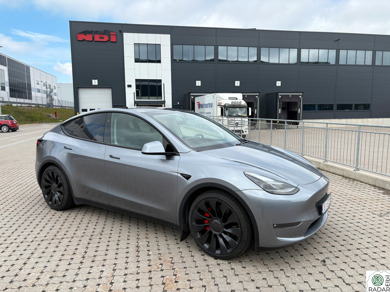 TESLA Model Y Performance AWD  Quicksilver/Hengerfeste/Panorama/21"