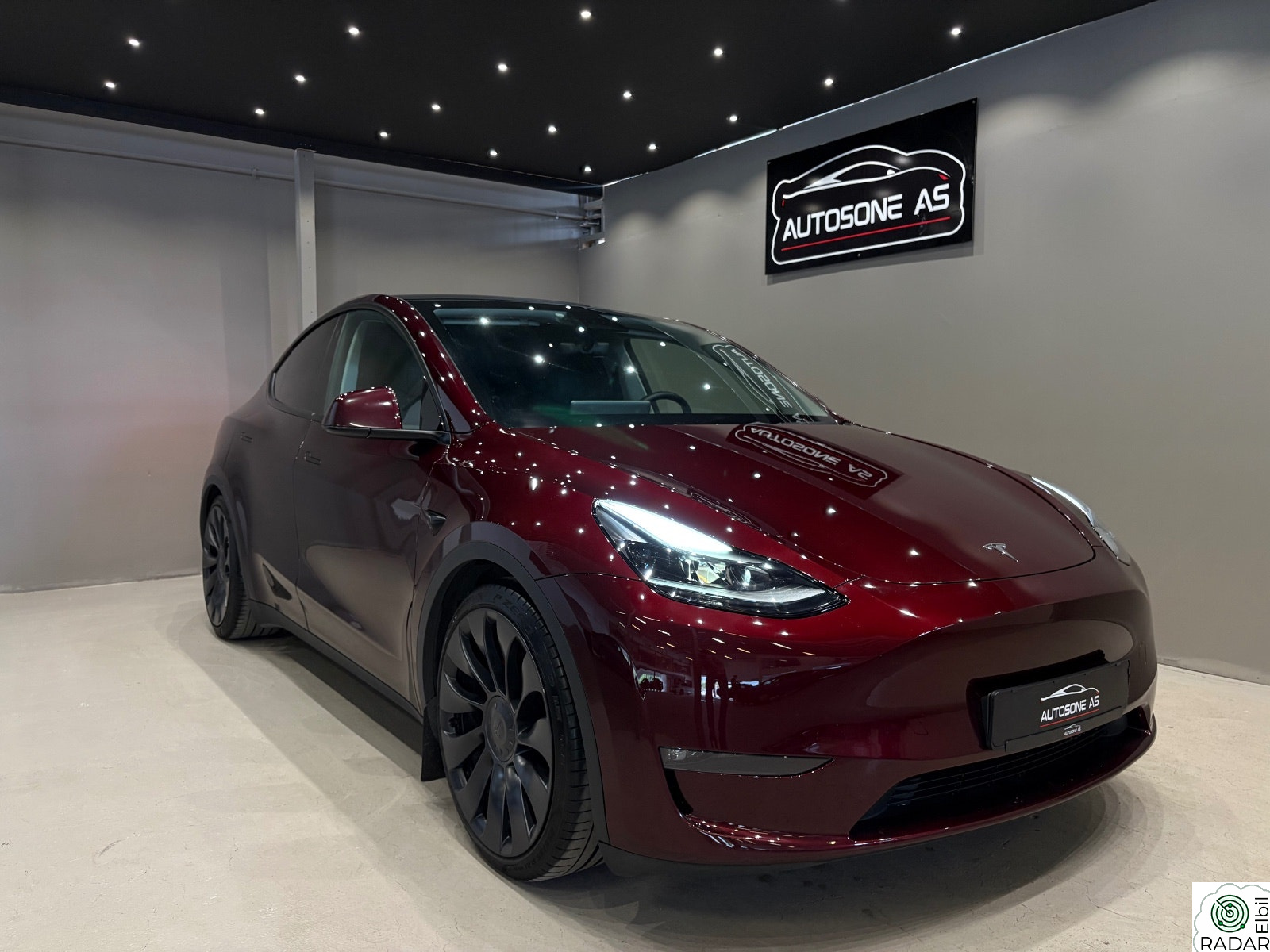 TESLA Model Y Performance / Cherry Red / Krok / AP / Ryzen / Premium+