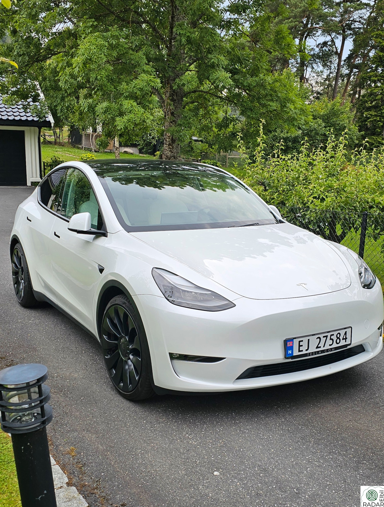 TESLA Model Y Performance AWD/HVIT SKINN/LAKKFORSEGLET/KROK/21"+21"