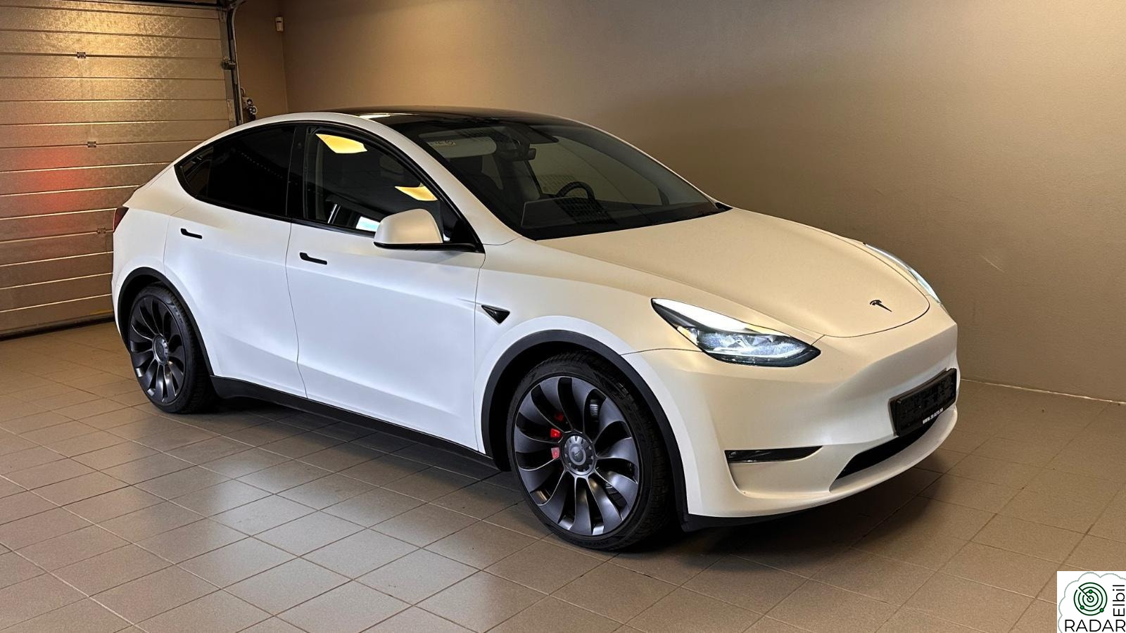 TESLA Model Y Performance, krok, 2x21"hjul. Foliert hvit perlemor.