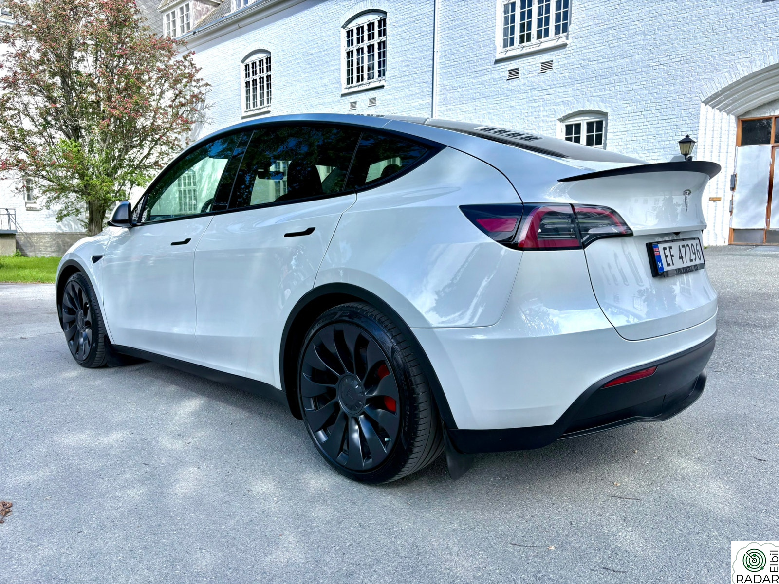 TESLA Model Y Performance AWD med skiboks og LED bar!