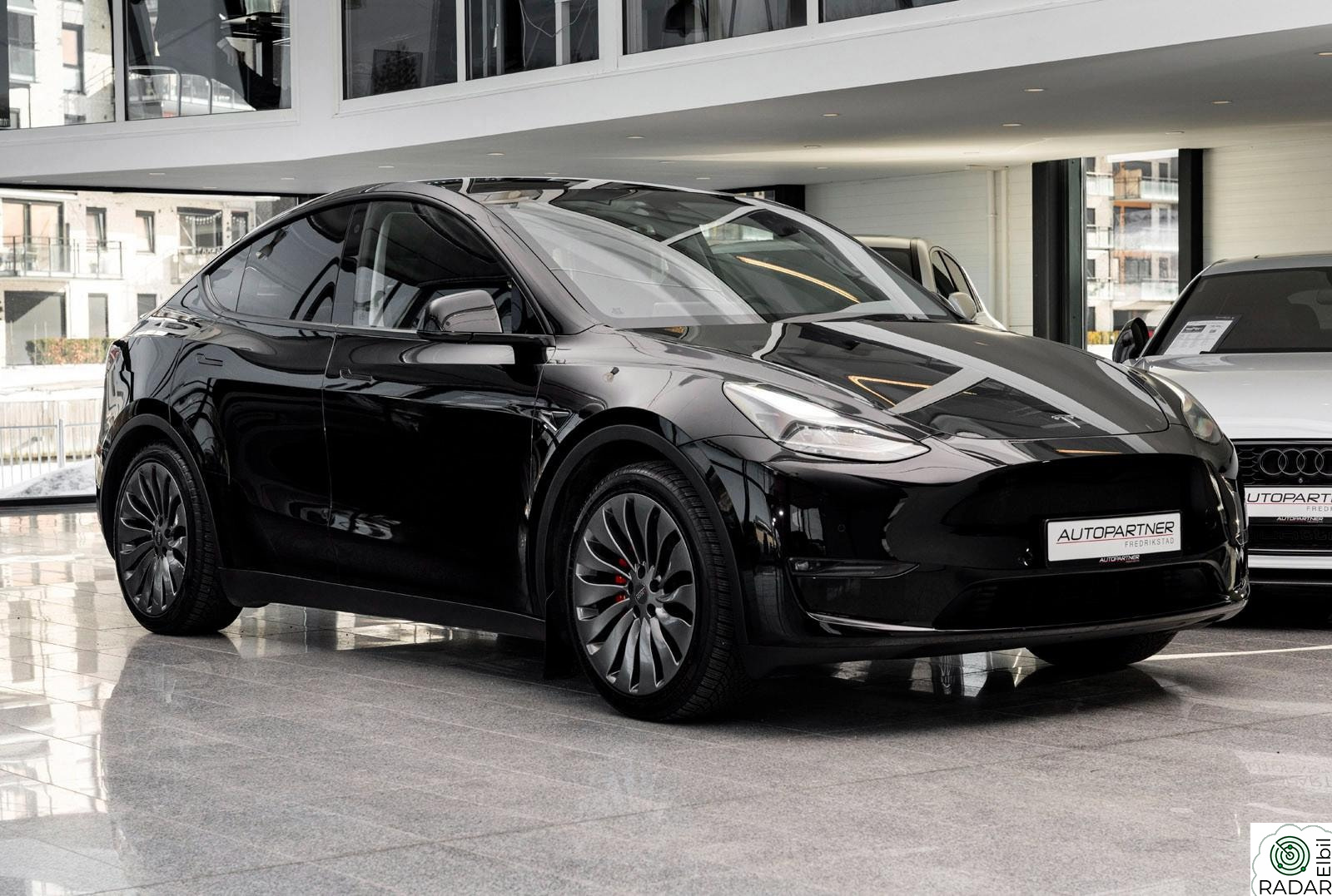 TESLA Model Y Performance AWD Hengerfeste, Glasstak, 21"++