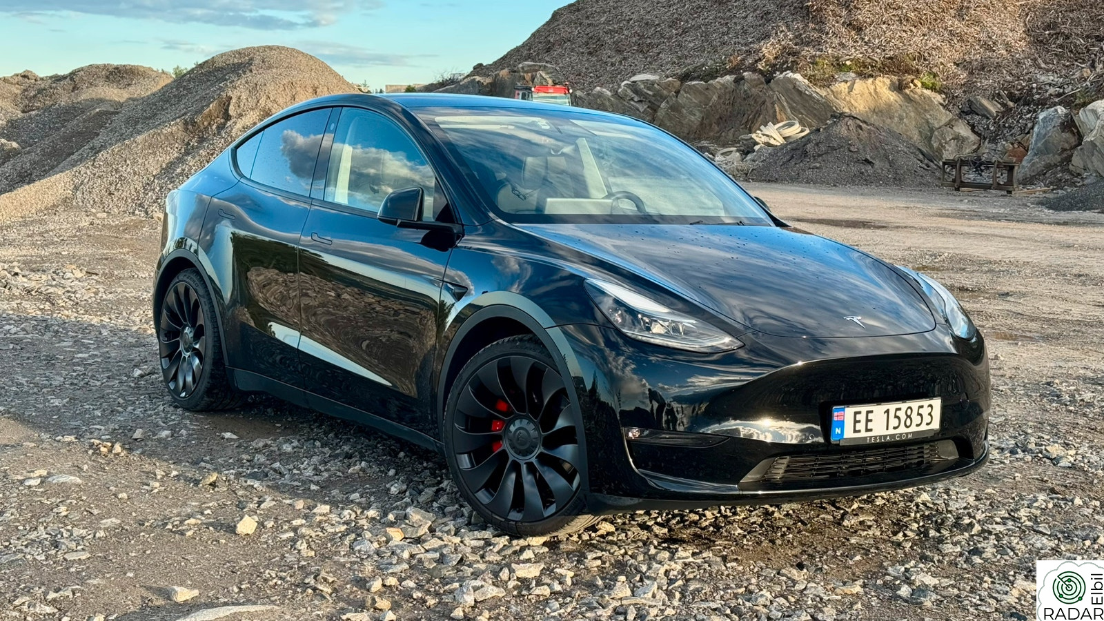 TESLA Model Y Performance/ AWD/ Original sommer + vinter/ LAV KM!