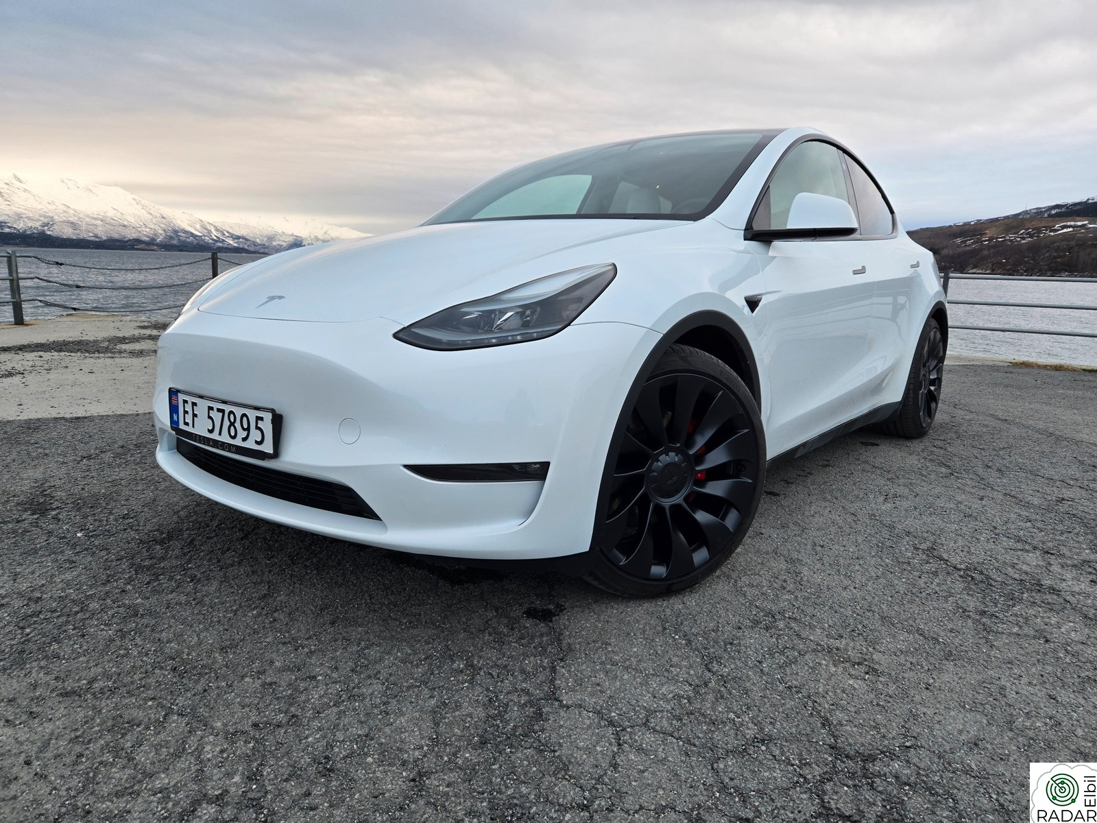 TESLA Model Y Performance AWD, 21" felg, hvite seter, tilhengerfeste