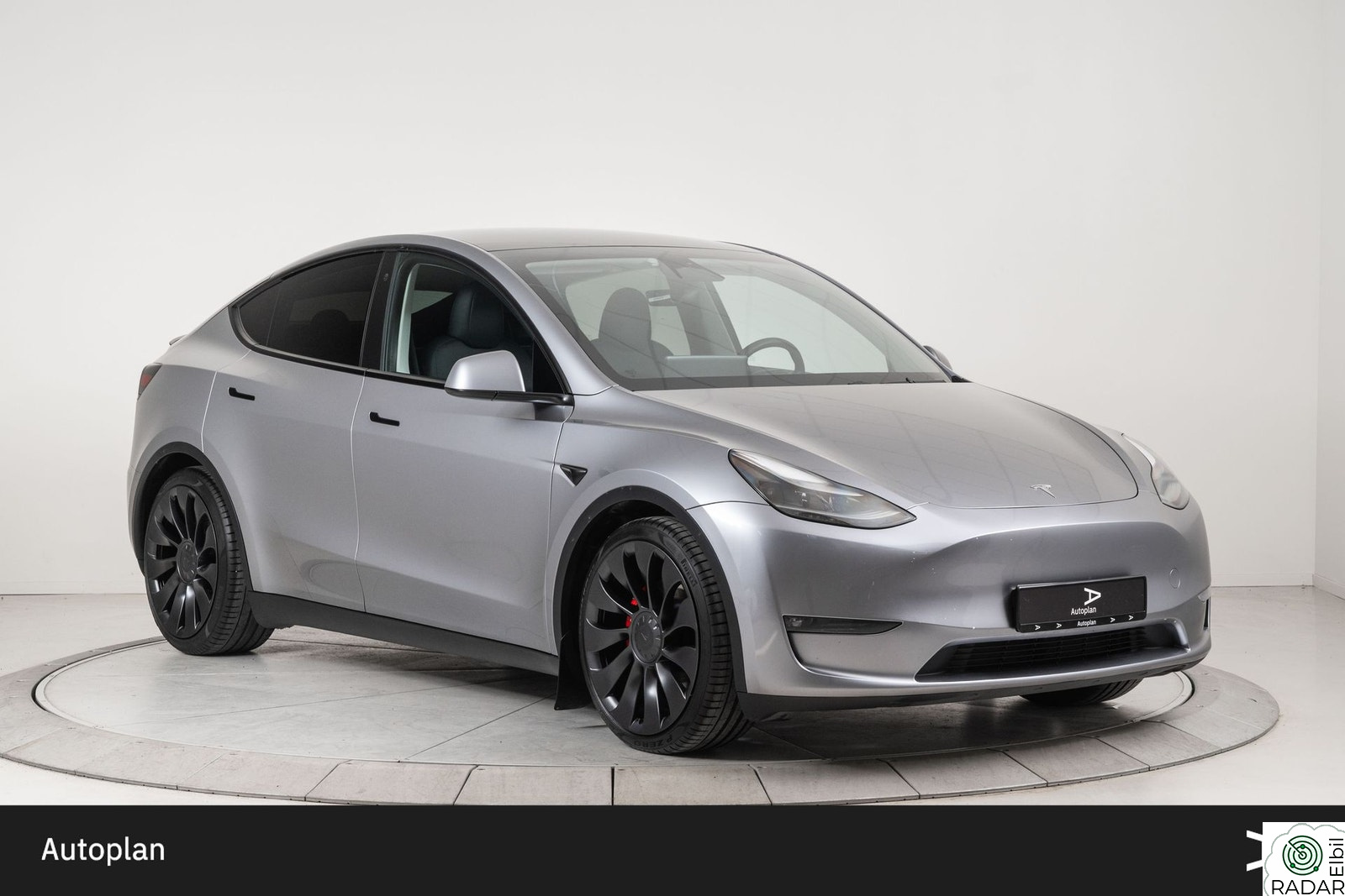 TESLA Model Y Krok Autopilot