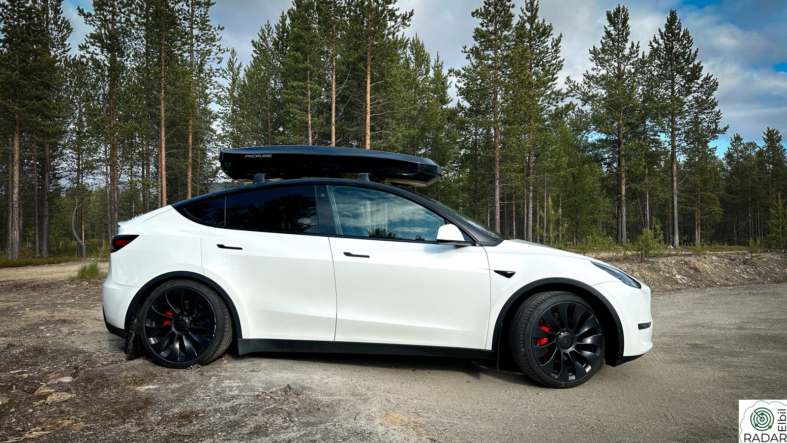 TESLA Model Y Performance / Bakseteskjerm / HomeLink / Hengerfeste