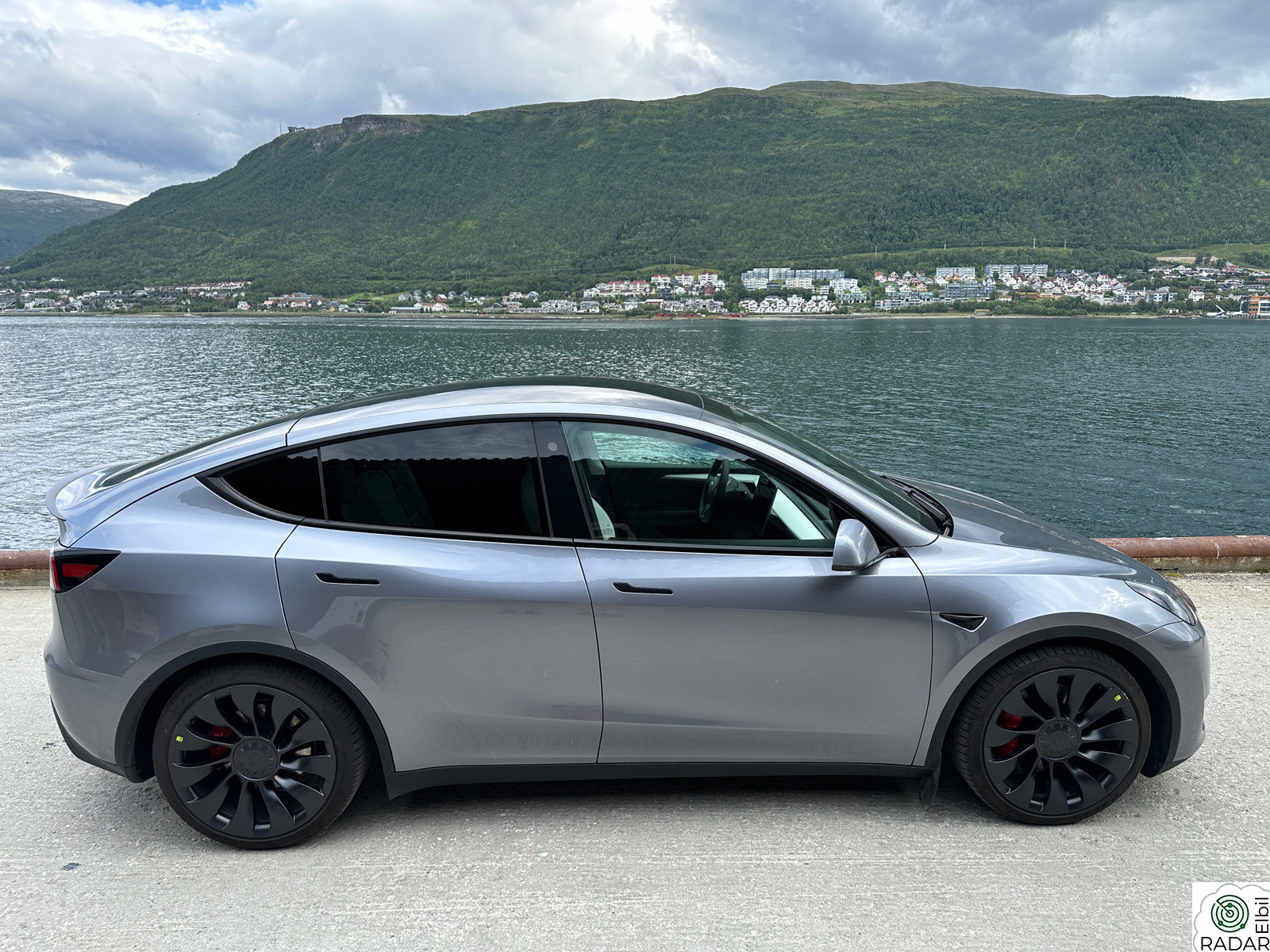 TESLA Model Y Performance, hvitt interiør, vinterdekk, lav km