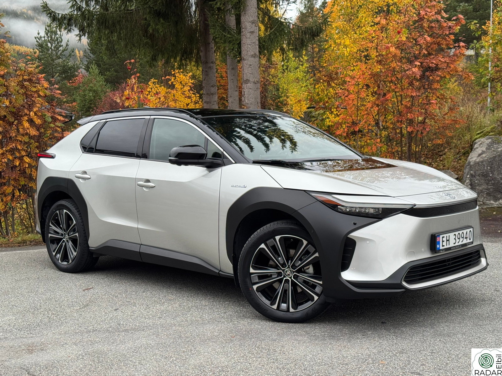 TOYOTA BZ4X AWD Executive Bitone/Panorama/ACC/Skinn/20"Alu