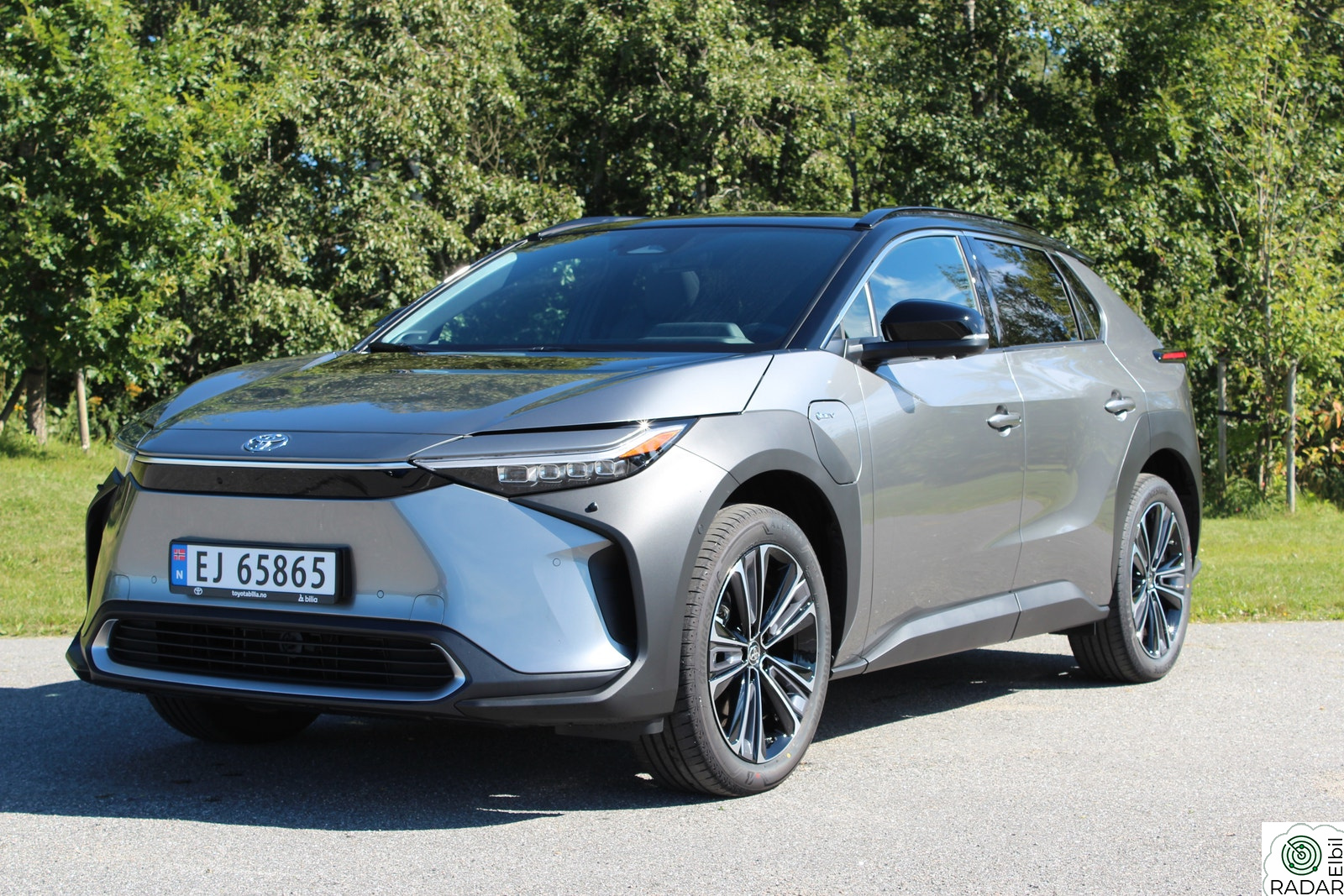 TOYOTA BZ4X AWD Executive Bitone (sort tak), panoramaglasstak, JBL