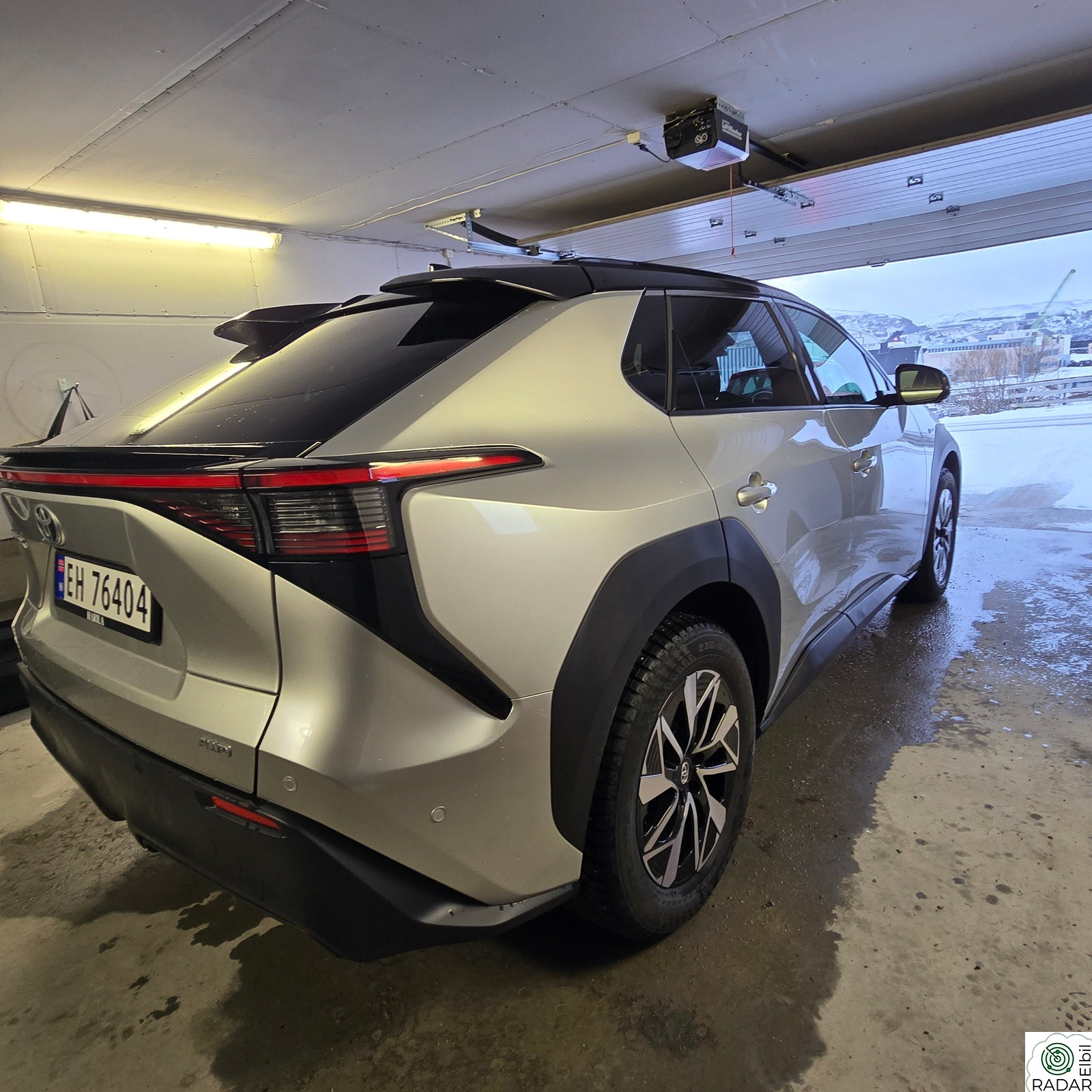 TOYOTA BZ4X AWD Executive Bit-tone. Panorama tak