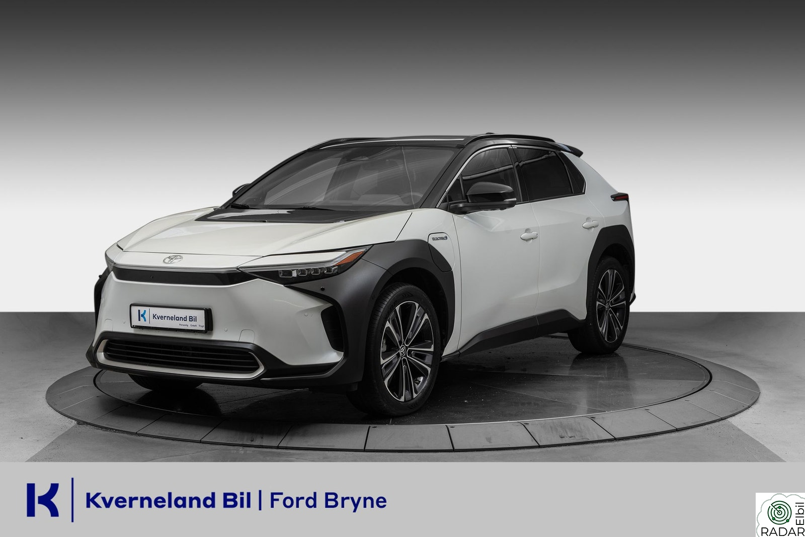 TOYOTA BZ4X AWD Executive Bitone 218hk / Panorama / JBL+++