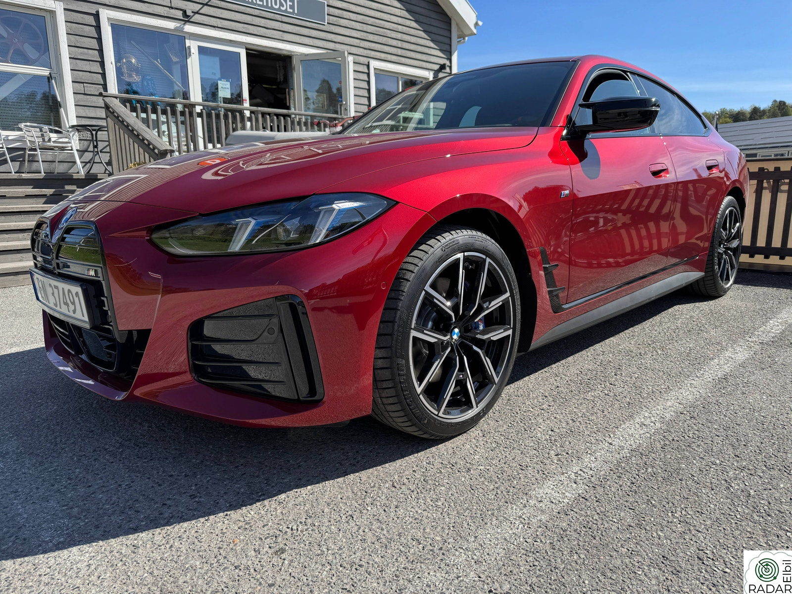 BMW i4 M50 xDrive BMW i4 M50 fra 2025 i nydelig Fire Red metallic lakk