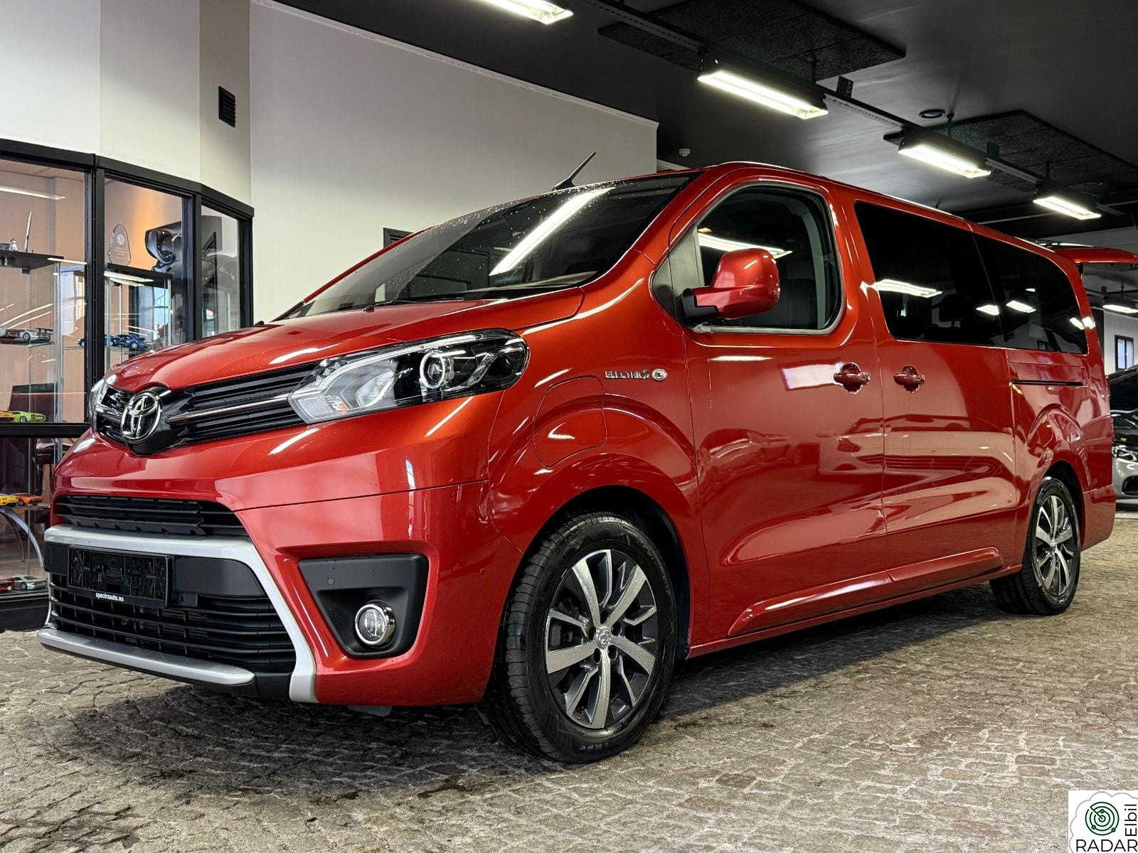 TOYOTA Proace 75kWh Lang Executive 9seter Navi, Krok, Skinn, HUD, DAB