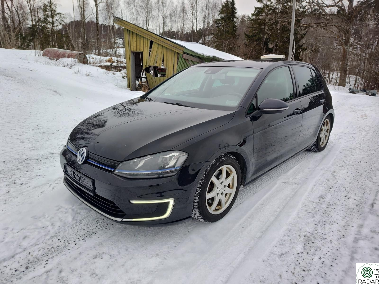 VOLKSWAGEN GOLF 24 kw, skinn, acc, navi, dab, s og v dekk, god og kjøre