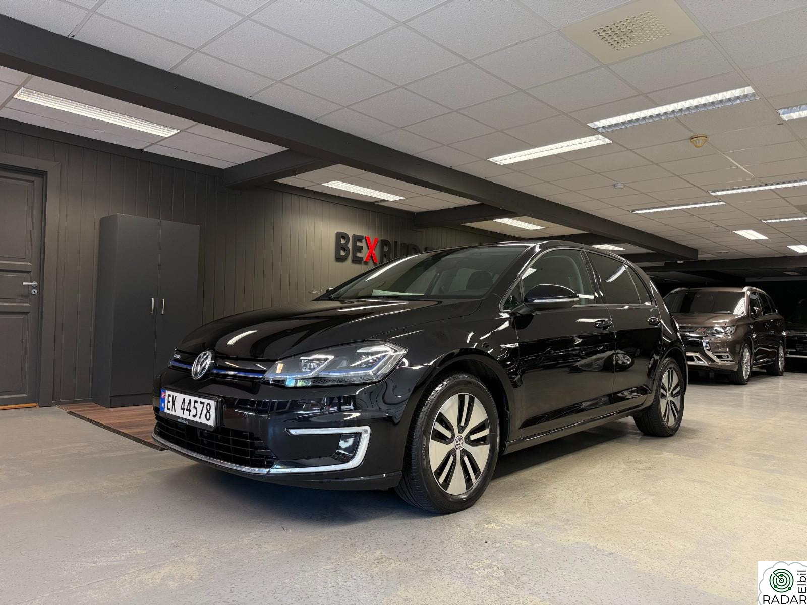 VOLKSWAGEN GOLF 300KM,kamera,Navi,ACC,apple carplay,Led,Dynaudio,1 Eier