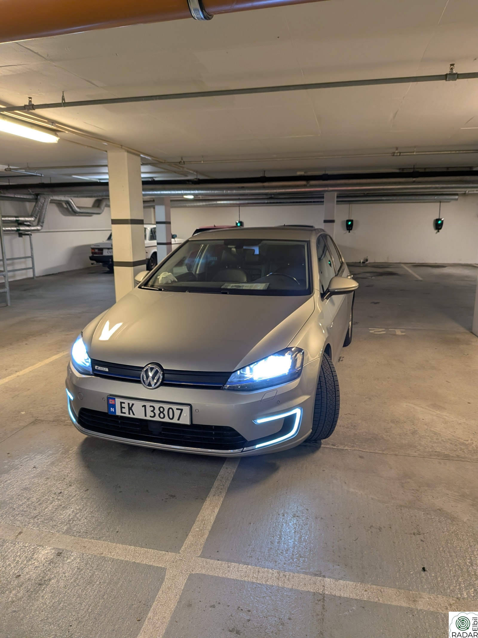 VOLKSWAGEN GOLF Exclusive / Helskinn / R-kamera / Keyless/ Bluetooth ++