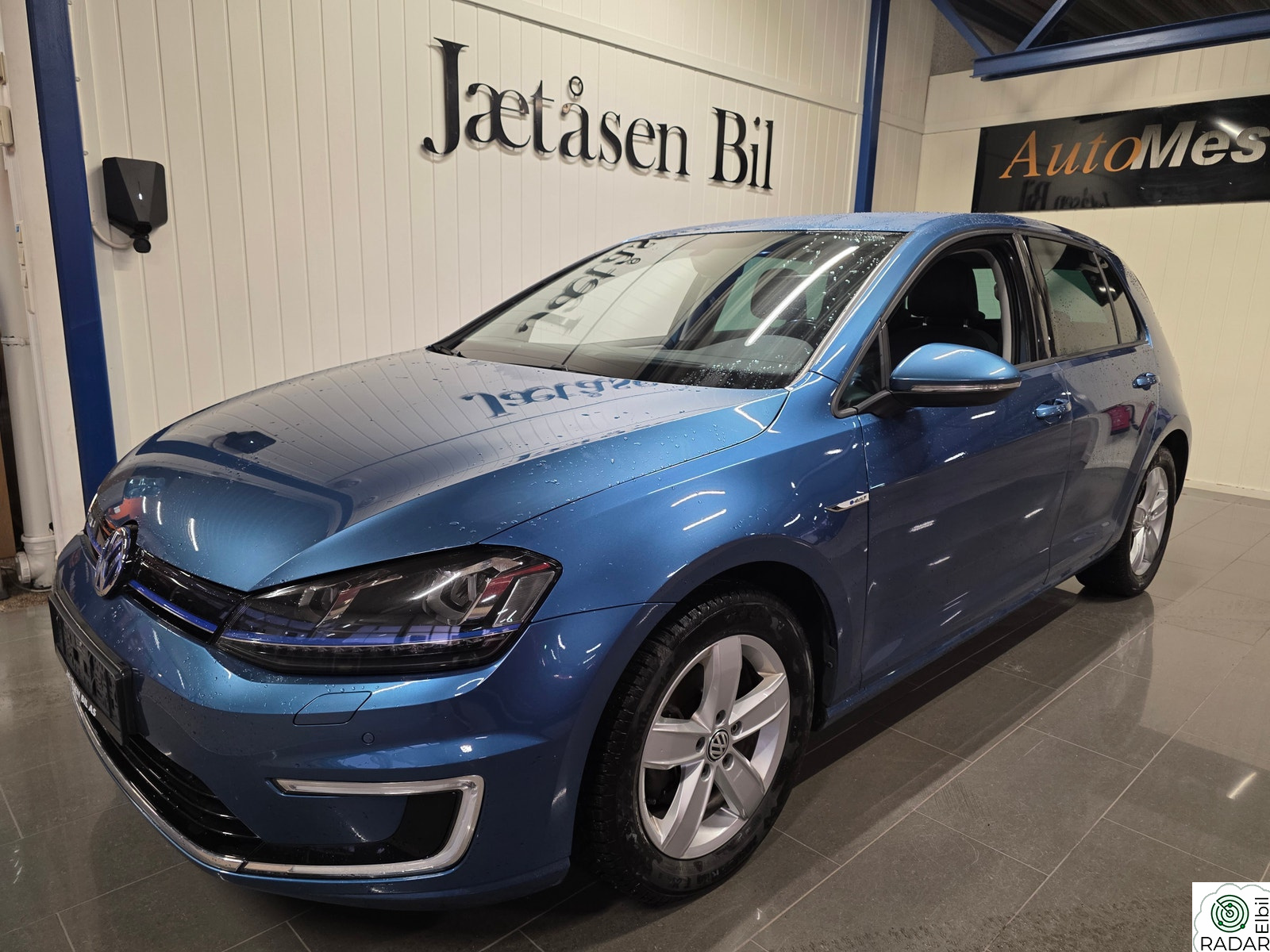 VOLKSWAGEN GOLF Exclusive, skinn, stor skjerm. lav km